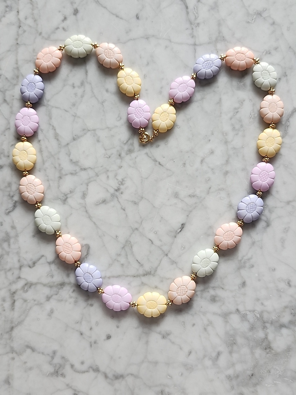 🌼 Vintage pastel lucite flower necklace